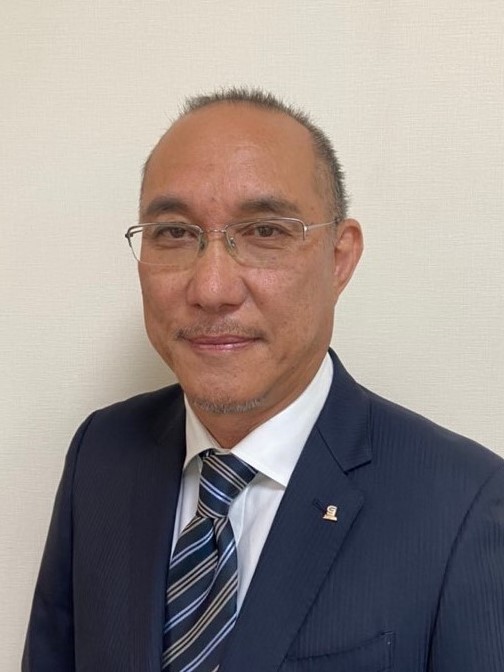 露木貴弘    (斜スーツ）